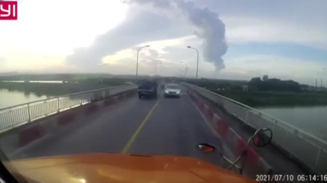 [Video] Lái xe BMW vượt ẩu, đối đầu xe chở container trên cầu Bình